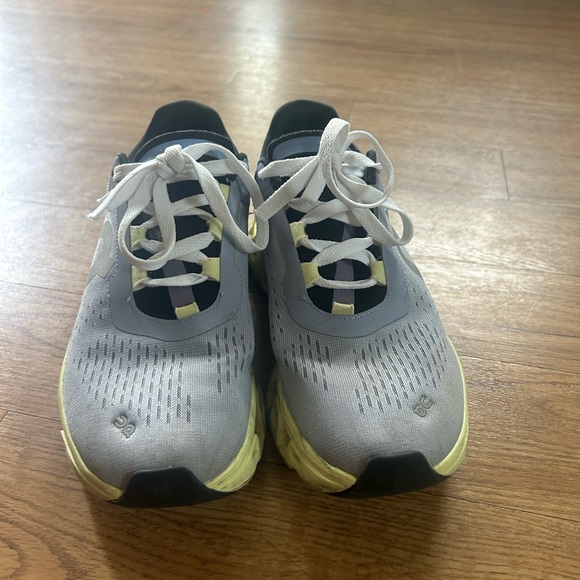 On Running Athletic Shoes in Gray and Yellow - Picture 2 of 8